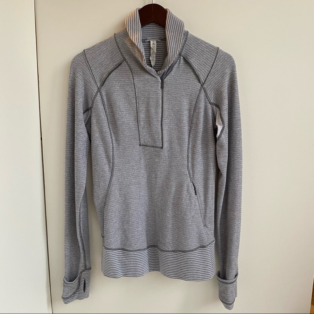 🌻 Lululemon athletica Gray White Stripped Fleece 1/2 Zipper Sweater Woman Size 8